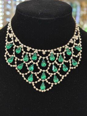 Striking collar-style Emerald-green teardrop stones with Rhinestones